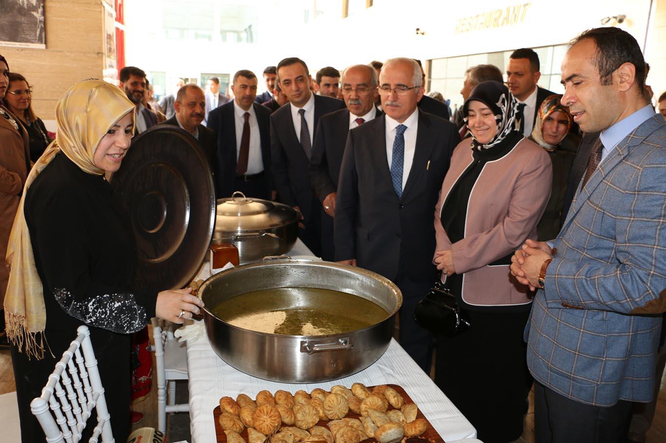 Şanlıurfa'da yöresel yemekler sergilendi Şanlıurfa'da yöresel yemekler sergilendi